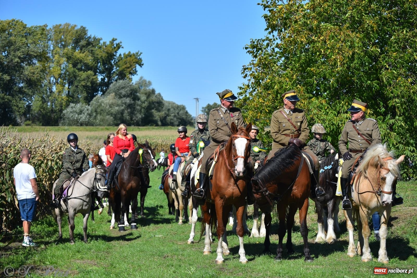 Zdjęcie w galerii na portalu naszraciborz.pl: Hubertus na Ostrogu. Jeźdźcy, bryczki i pogoń za lisem w Raciborzu wiadomości z regionu