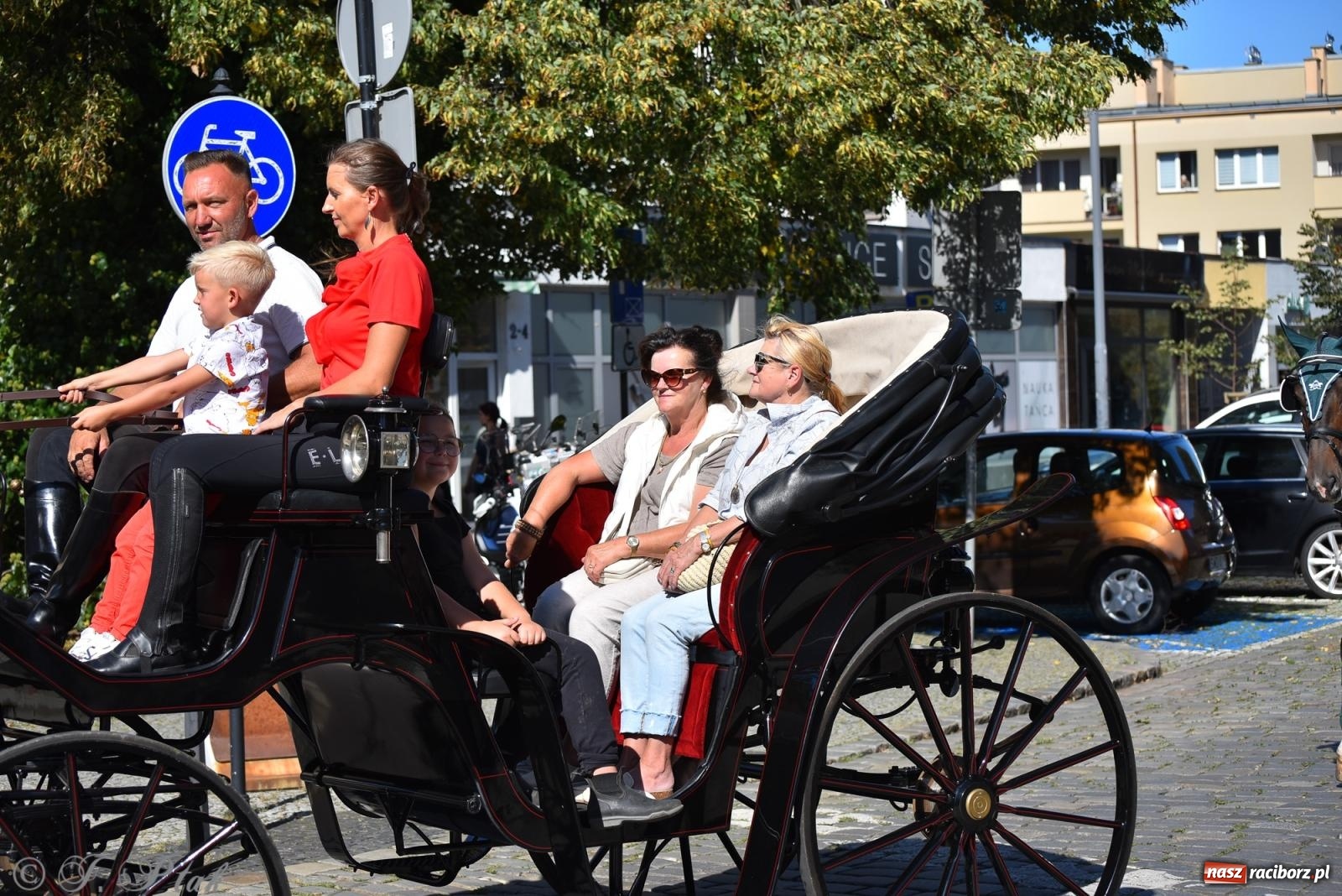 Zdjęcie w galerii na portalu naszraciborz.pl: Hubertus na Ostrogu. Jeźdźcy, bryczki i pogoń za lisem w Raciborzu wiadomości z regionu