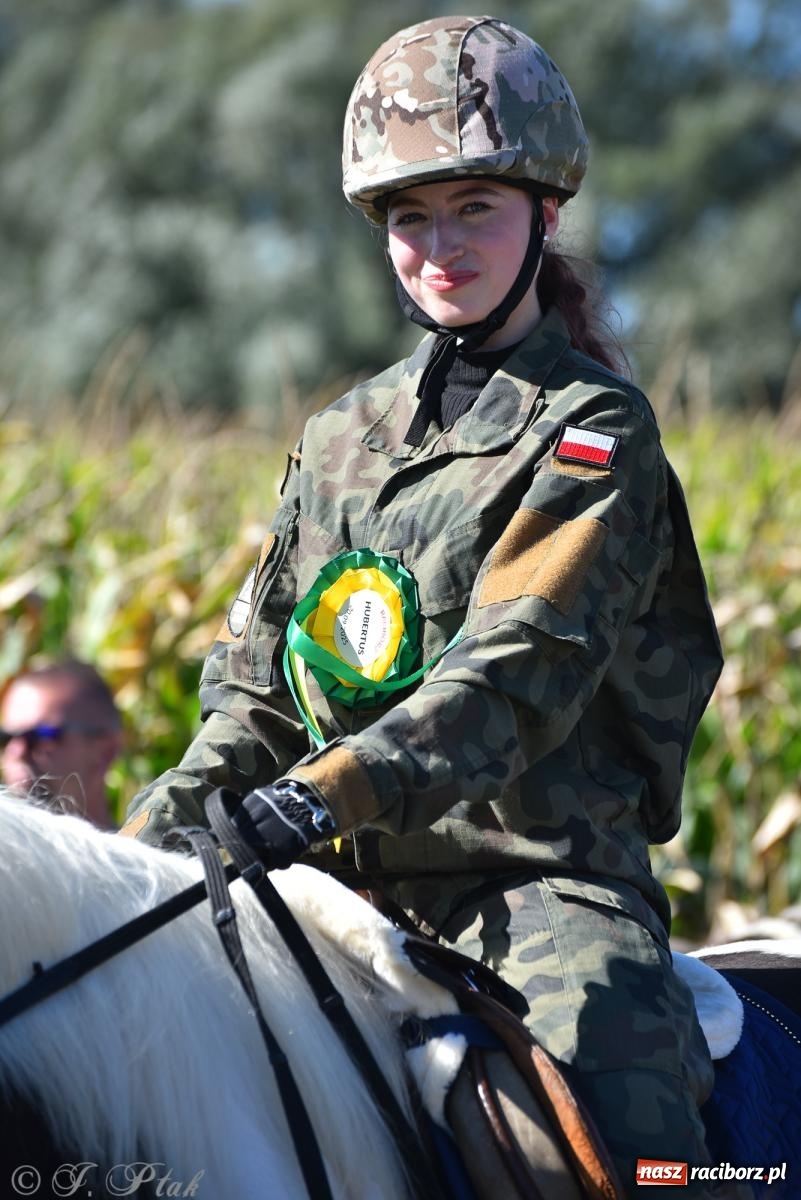 Zdjęcie w galerii na portalu naszraciborz.pl: Hubertus na Ostrogu. Jeźdźcy, bryczki i pogoń za lisem w Raciborzu wiadomości z regionu