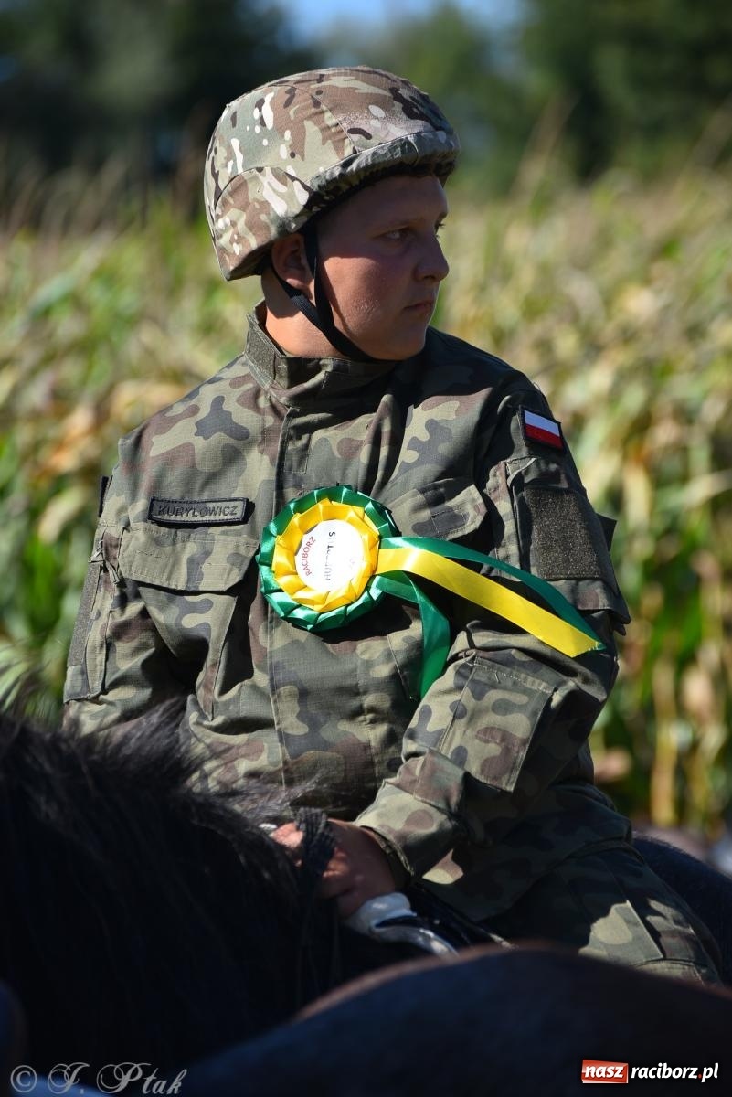 Zdjęcie w galerii na portalu naszraciborz.pl: Hubertus na Ostrogu. Jeźdźcy, bryczki i pogoń za lisem w Raciborzu wiadomości z regionu