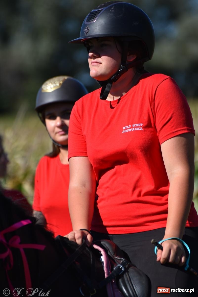 Zdjęcie w galerii na portalu naszraciborz.pl: Hubertus na Ostrogu. Jeźdźcy, bryczki i pogoń za lisem w Raciborzu wiadomości z regionu