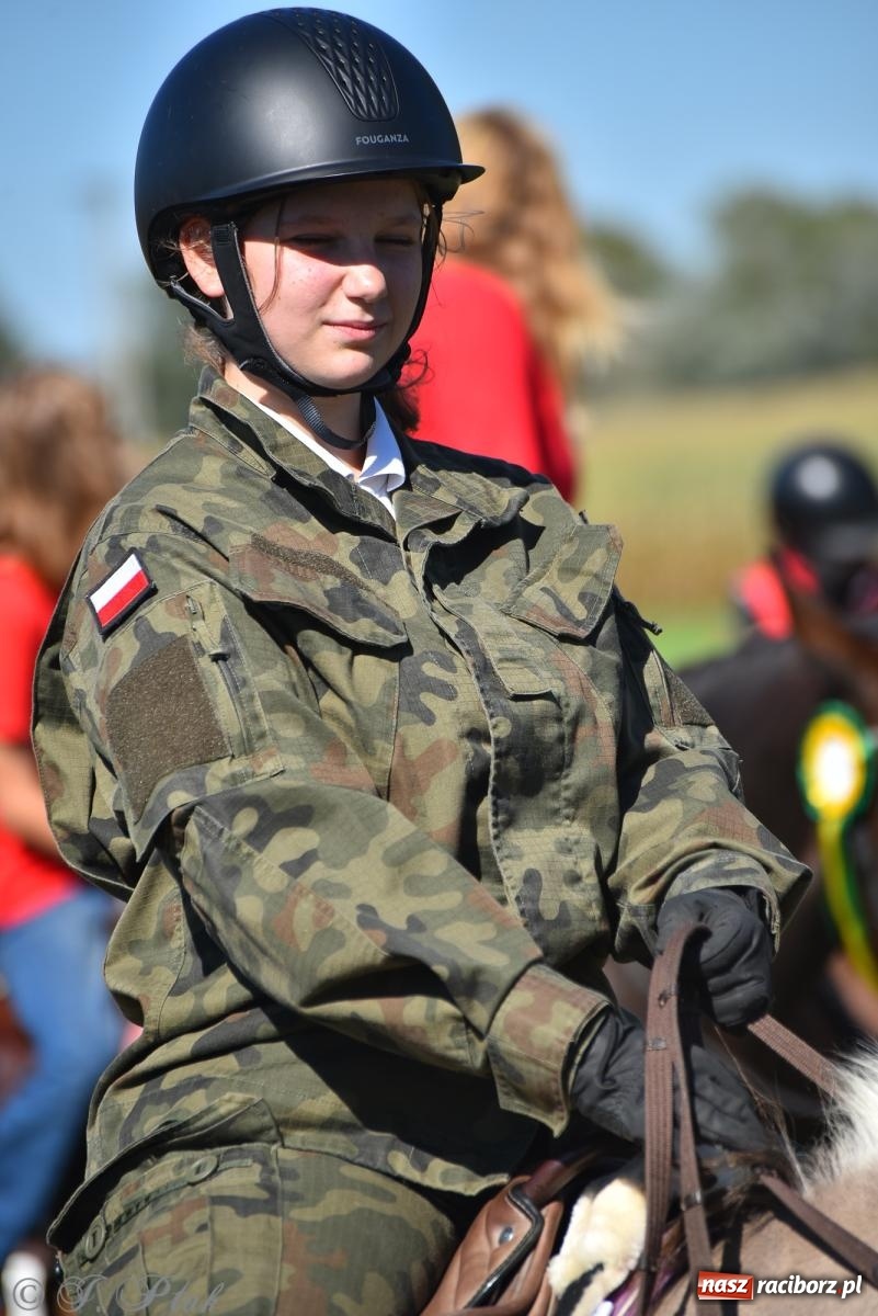 Zdjęcie w galerii na portalu naszraciborz.pl: Hubertus na Ostrogu. Jeźdźcy, bryczki i pogoń za lisem w Raciborzu wiadomości z regionu