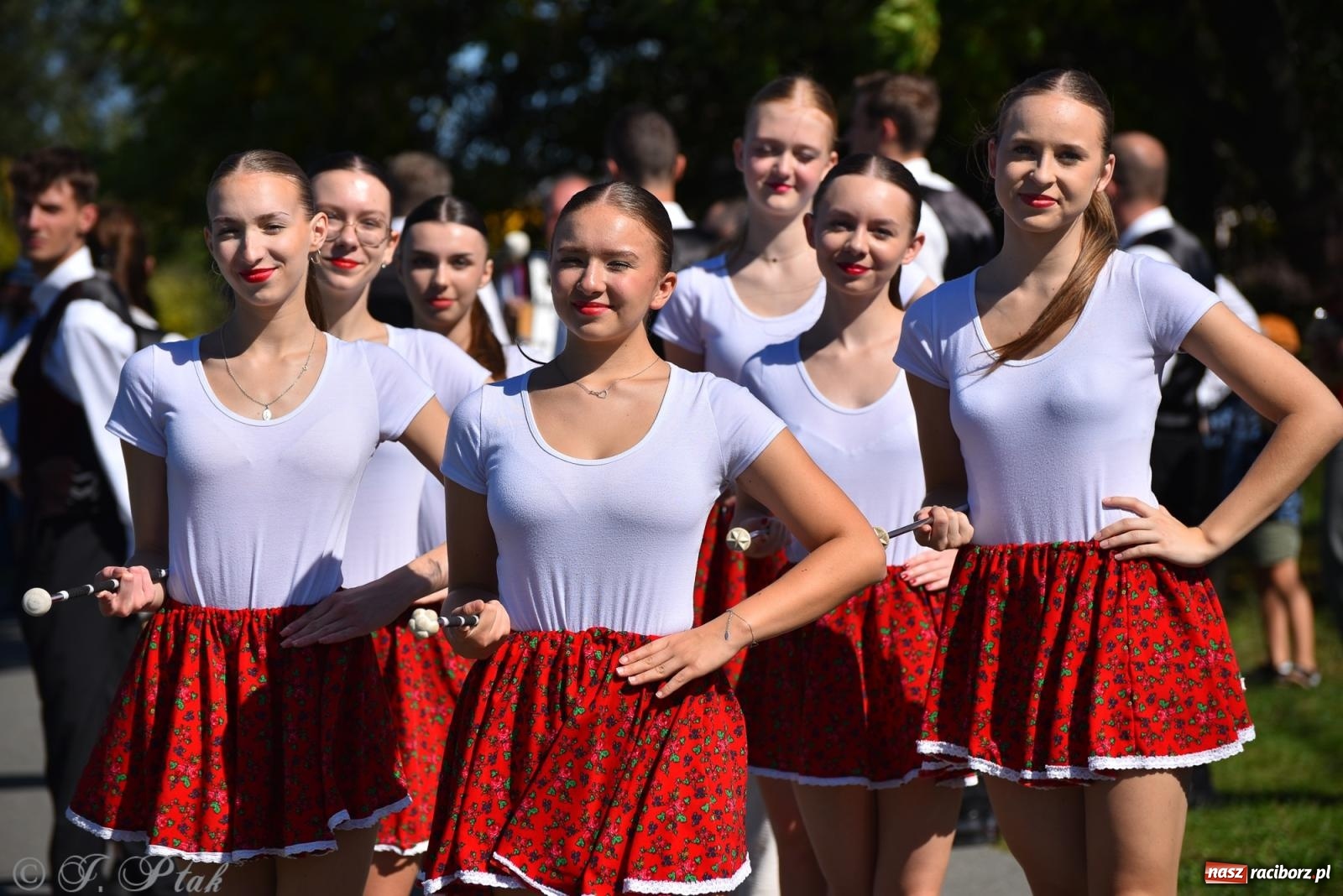 Zdjęcie w galerii na portalu naszraciborz.pl: Hubertus na Ostrogu. Jeźdźcy, bryczki i pogoń za lisem w Raciborzu wiadomości z regionu