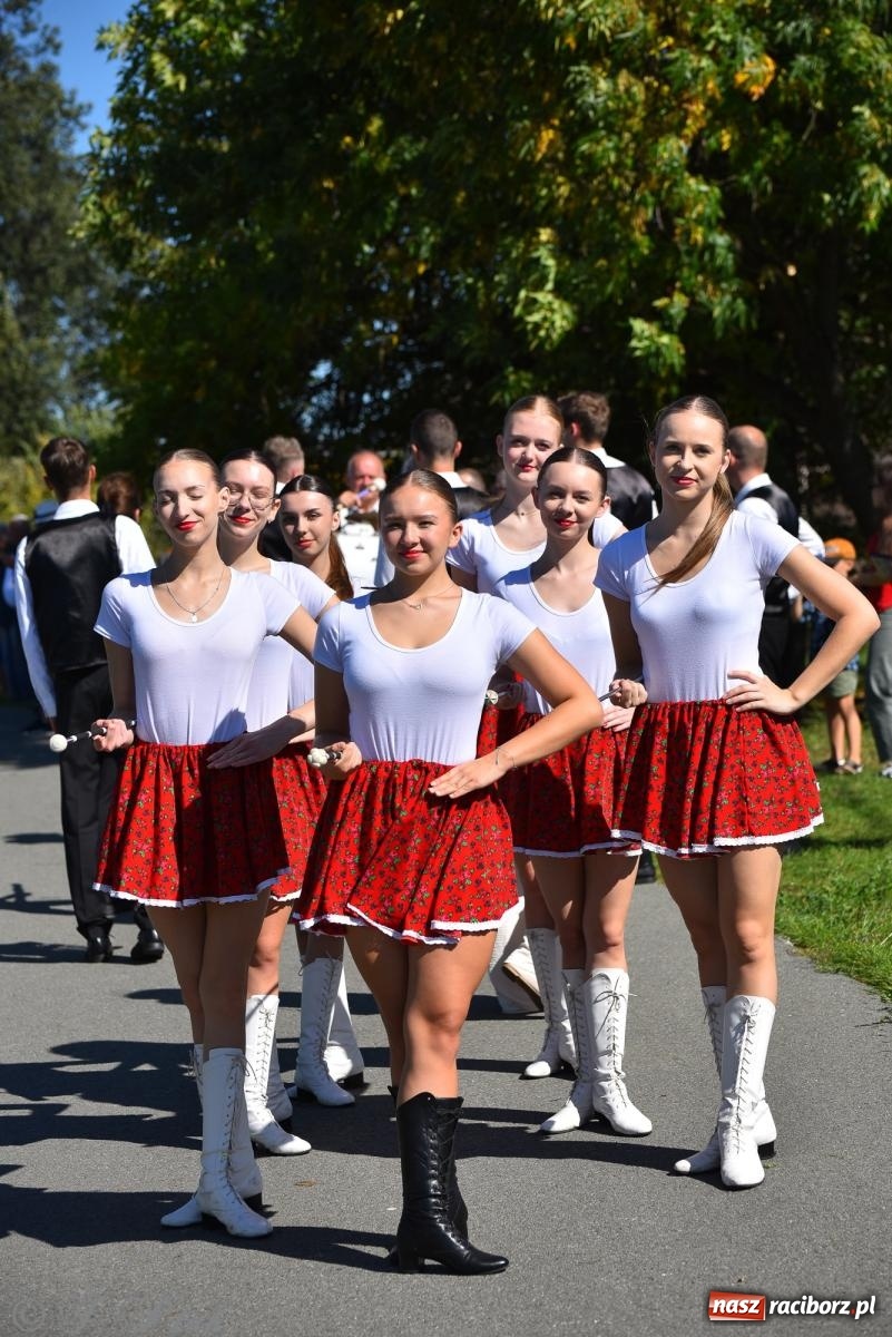 Zdjęcie w galerii na portalu naszraciborz.pl: Hubertus na Ostrogu. Jeźdźcy, bryczki i pogoń za lisem w Raciborzu wiadomości z regionu