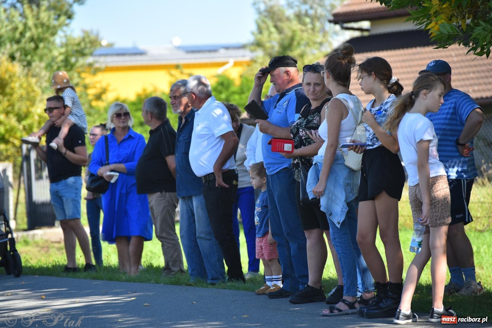 Zdjęcie w galerii na portalu naszraciborz.pl: Hubertus na Ostrogu. Jeźdźcy, bryczki i pogoń za lisem w Raciborzu wiadomości z regionu