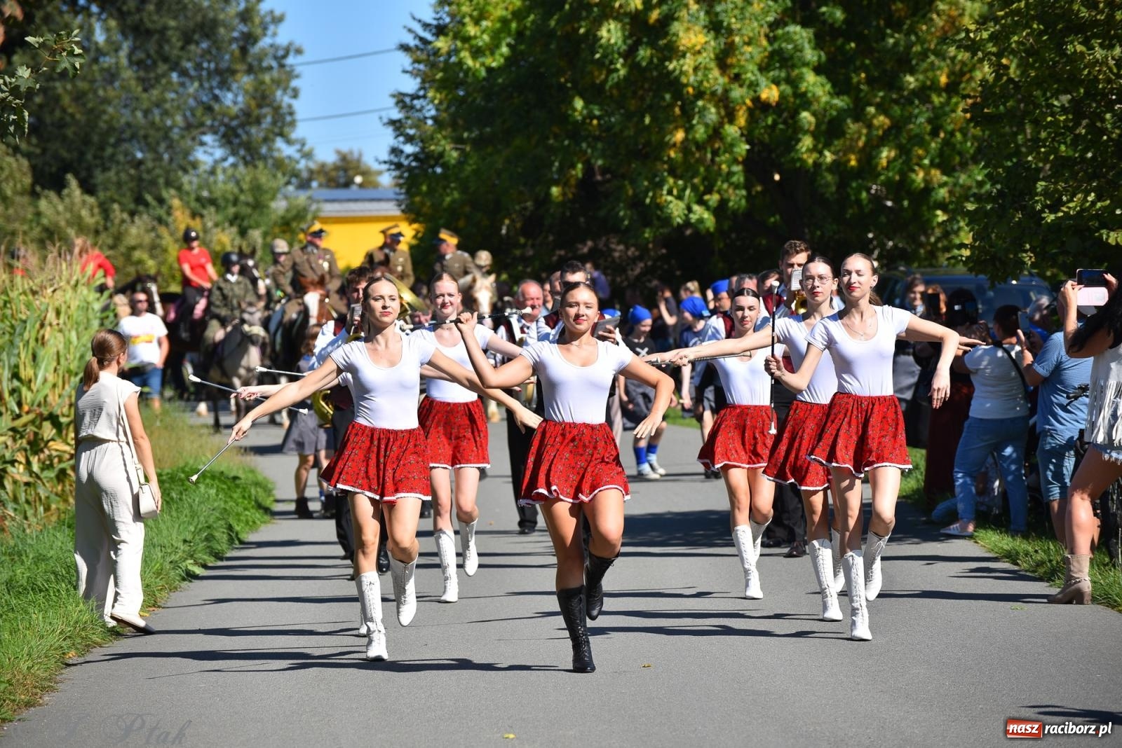 Zdjęcie w galerii na portalu naszraciborz.pl: Hubertus na Ostrogu. Jeźdźcy, bryczki i pogoń za lisem w Raciborzu wiadomości z regionu