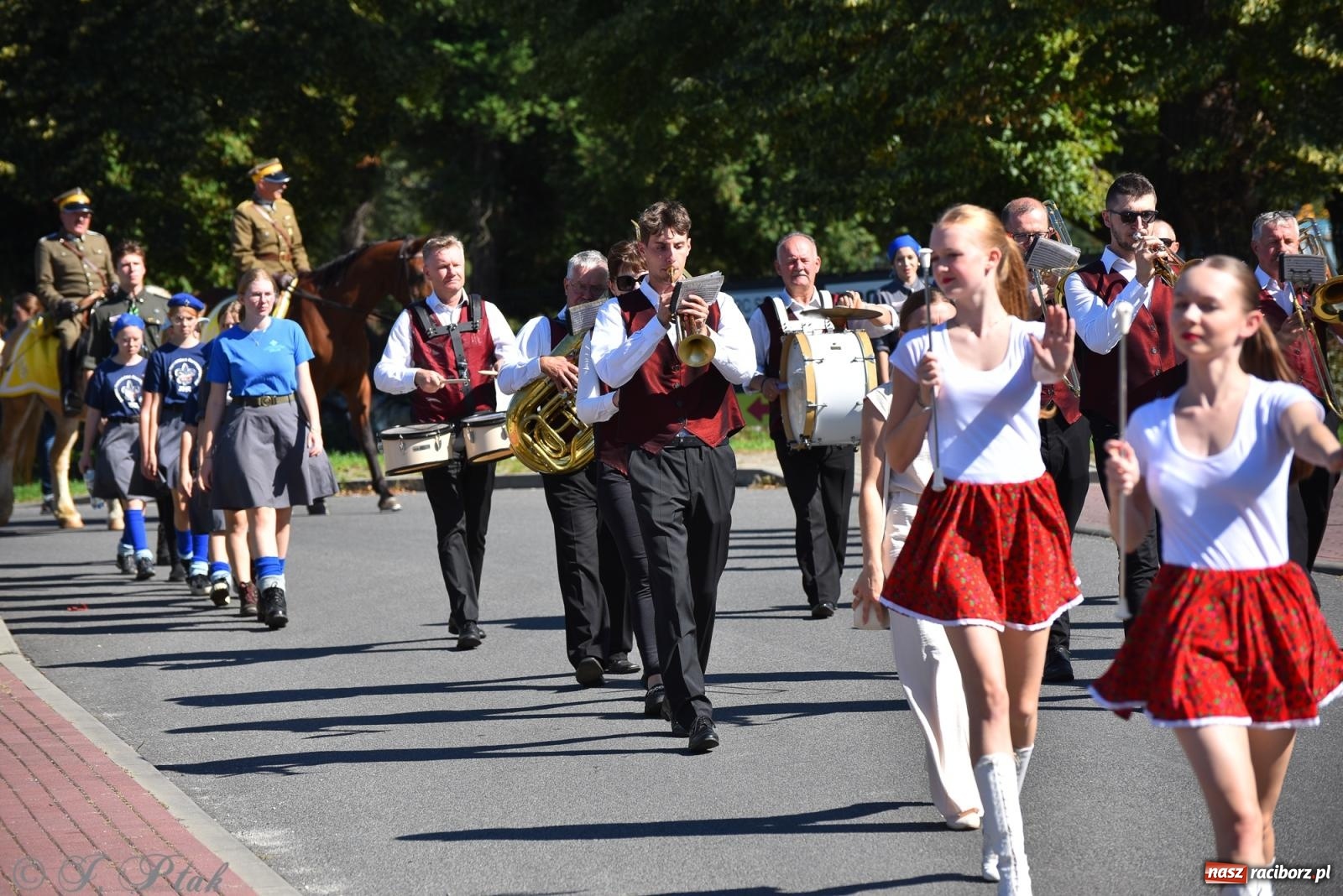 Zdjęcie w galerii na portalu naszraciborz.pl: Hubertus na Ostrogu. Jeźdźcy, bryczki i pogoń za lisem w Raciborzu wiadomości z regionu