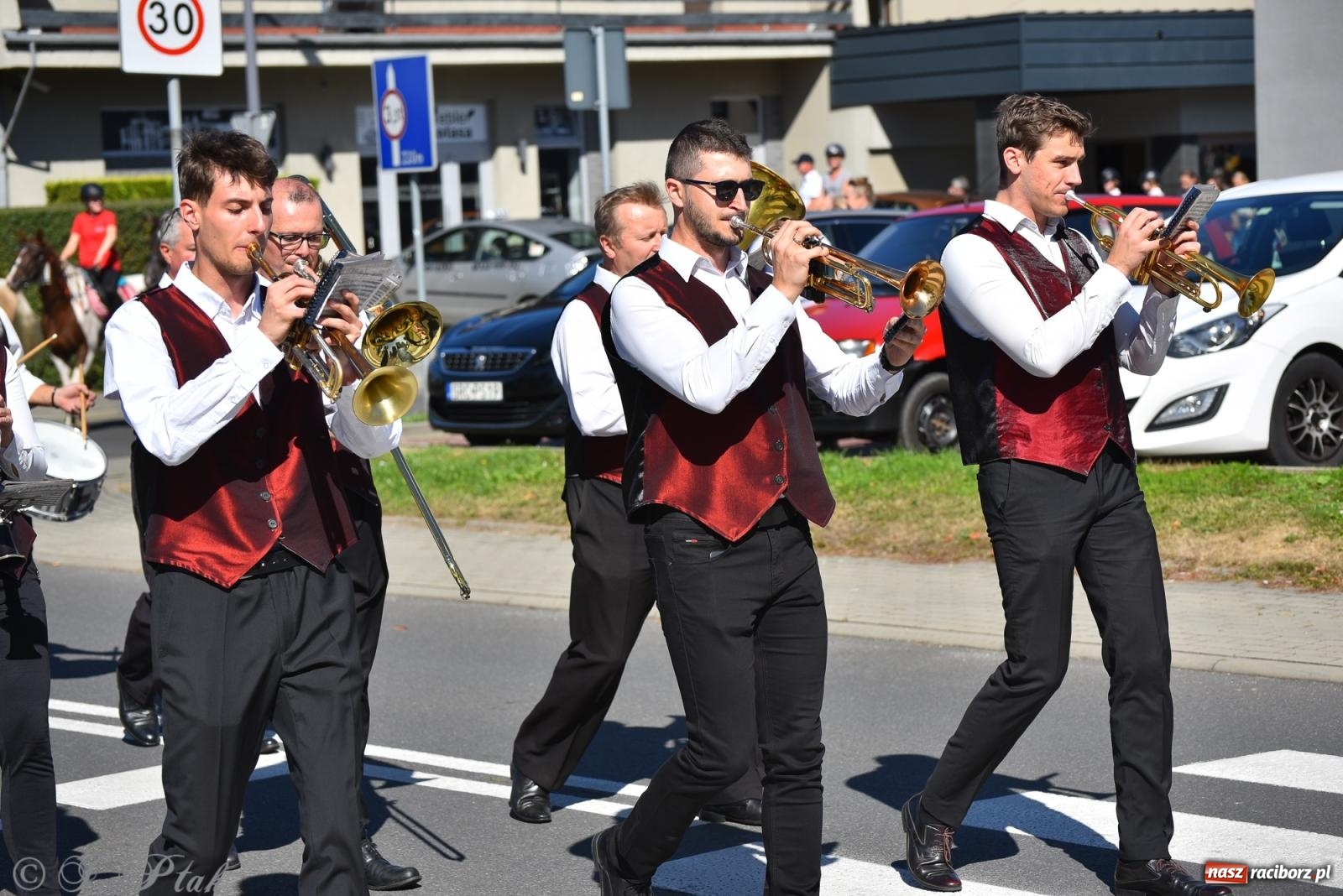 Zdjęcie w galerii na portalu naszraciborz.pl: Hubertus na Ostrogu. Jeźdźcy, bryczki i pogoń za lisem w Raciborzu wiadomości z regionu