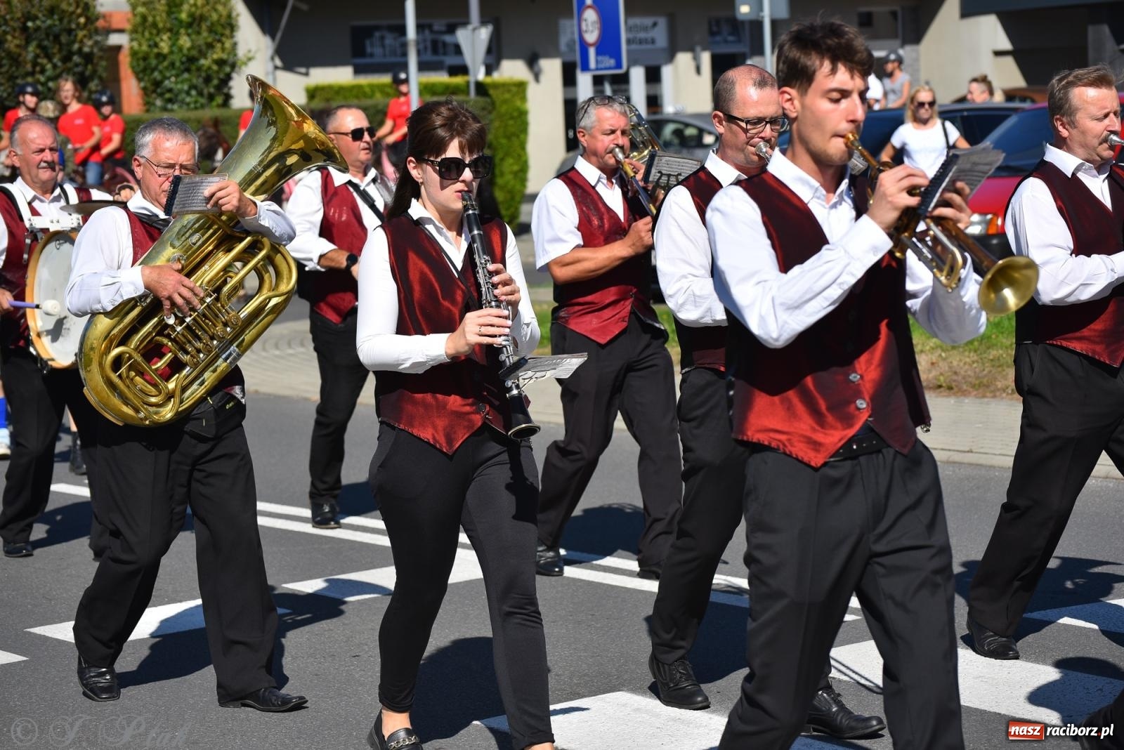 Zdjęcie w galerii na portalu naszraciborz.pl: Hubertus na Ostrogu. Jeźdźcy, bryczki i pogoń za lisem w Raciborzu wiadomości z regionu