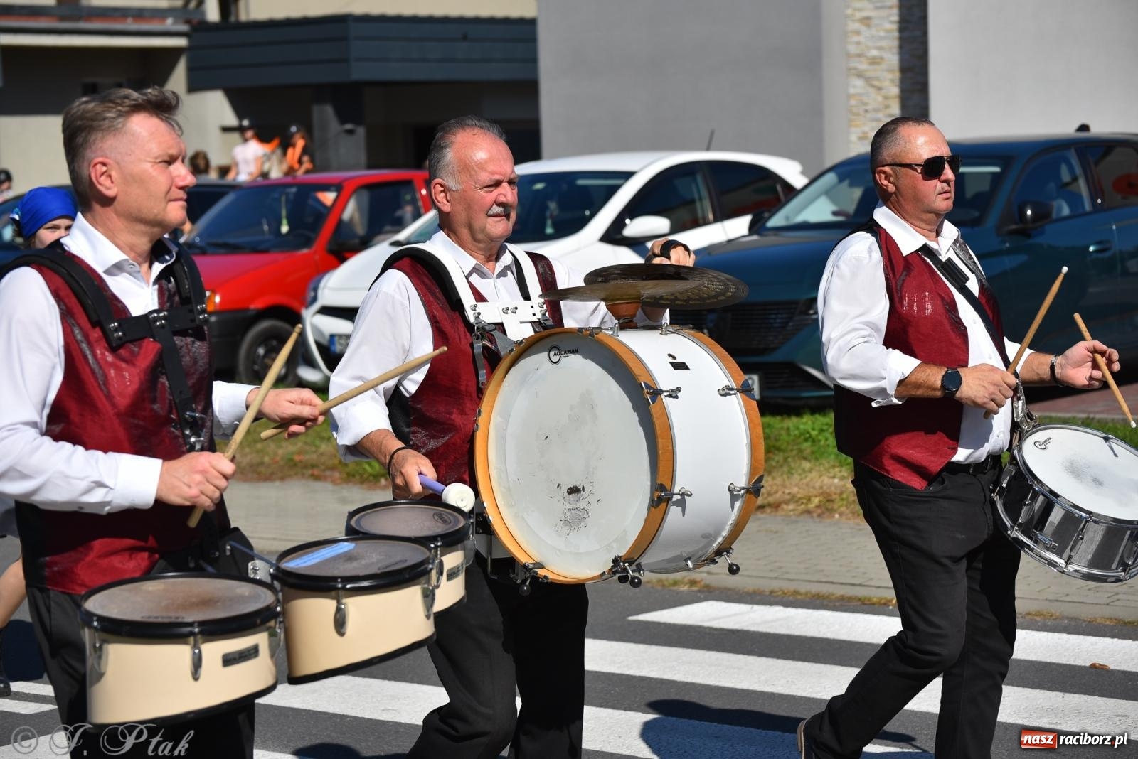 Zdjęcie w galerii na portalu naszraciborz.pl: Hubertus na Ostrogu. Jeźdźcy, bryczki i pogoń za lisem w Raciborzu wiadomości z regionu