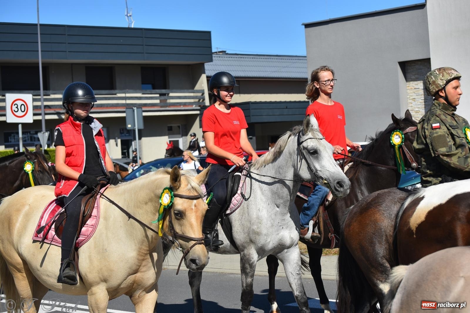 Zdjęcie w galerii na portalu naszraciborz.pl: Hubertus na Ostrogu. Jeźdźcy, bryczki i pogoń za lisem w Raciborzu wiadomości z regionu