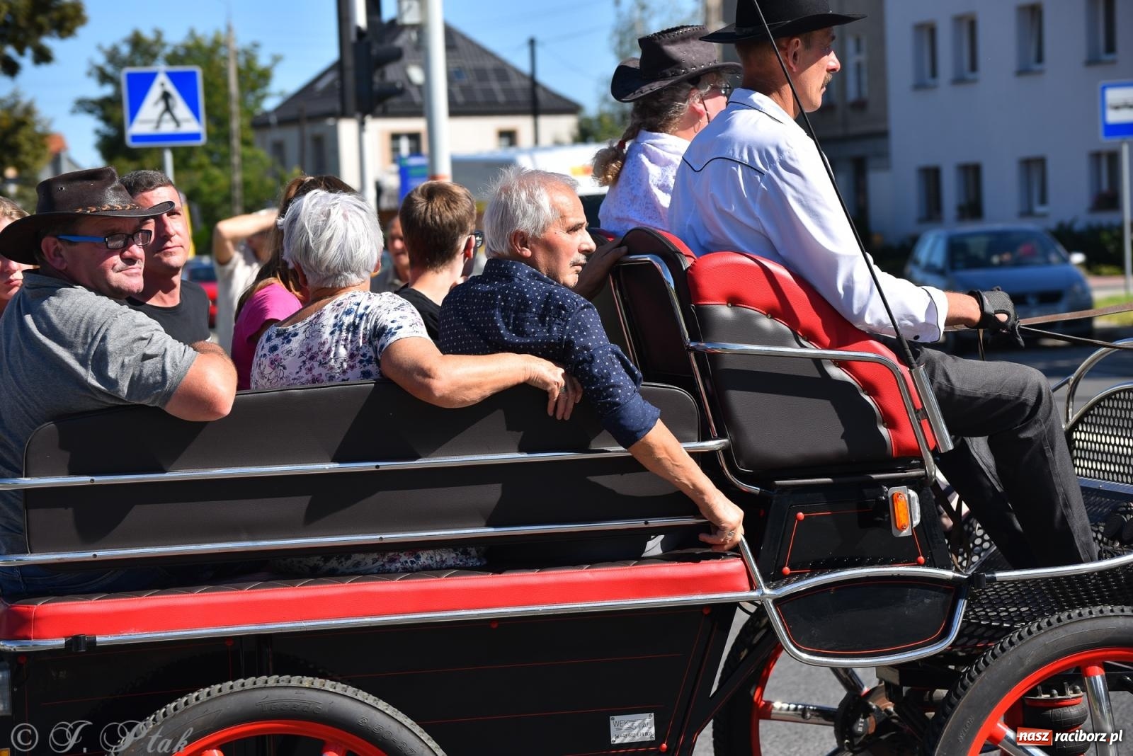 Zdjęcie w galerii na portalu naszraciborz.pl: Hubertus na Ostrogu. Jeźdźcy, bryczki i pogoń za lisem w Raciborzu wiadomości z regionu