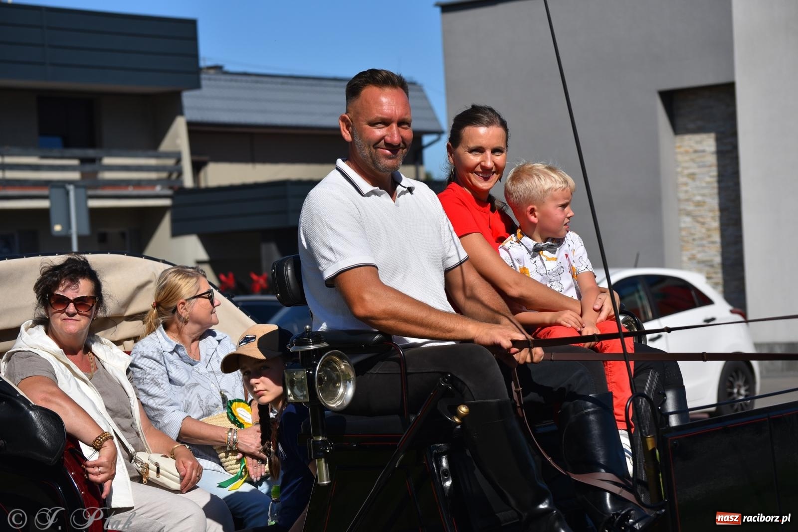 Zdjęcie w galerii na portalu naszraciborz.pl: Hubertus na Ostrogu. Jeźdźcy, bryczki i pogoń za lisem w Raciborzu wiadomości z regionu