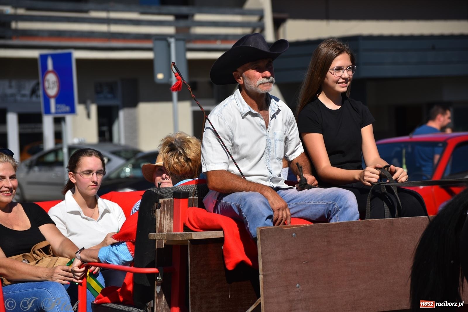 Zdjęcie w galerii na portalu naszraciborz.pl: Hubertus na Ostrogu. Jeźdźcy, bryczki i pogoń za lisem w Raciborzu wiadomości z regionu