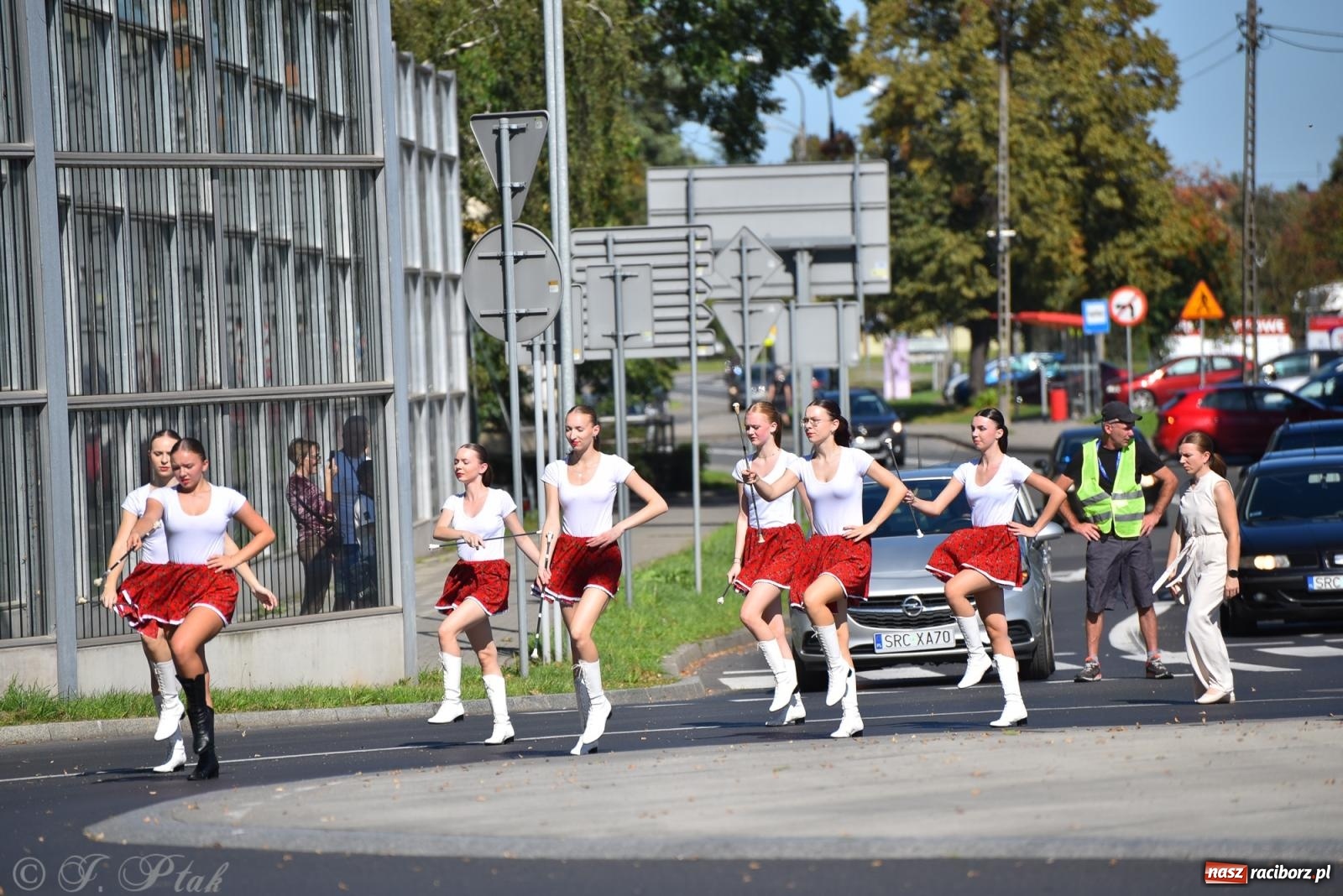 Zdjęcie w galerii na portalu naszraciborz.pl: Hubertus na Ostrogu. Jeźdźcy, bryczki i pogoń za lisem w Raciborzu wiadomości z regionu