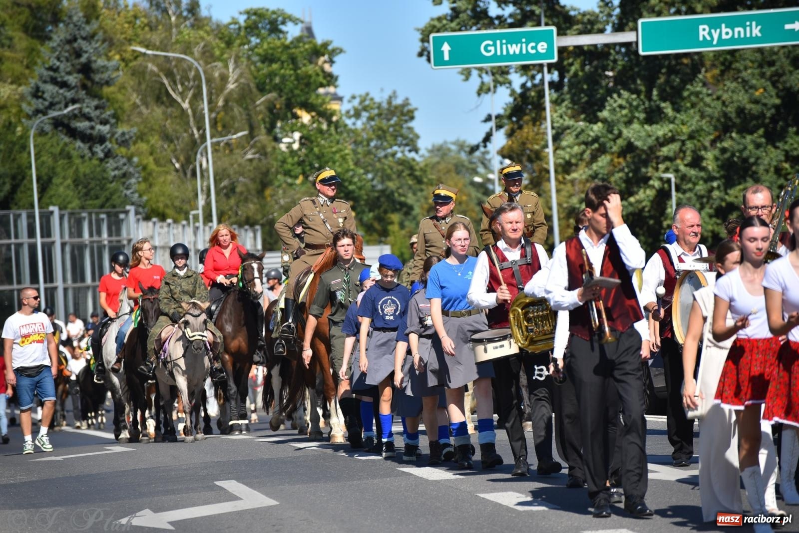 Zdjęcie w galerii na portalu naszraciborz.pl: Hubertus na Ostrogu. Jeźdźcy, bryczki i pogoń za lisem w Raciborzu wiadomości z regionu