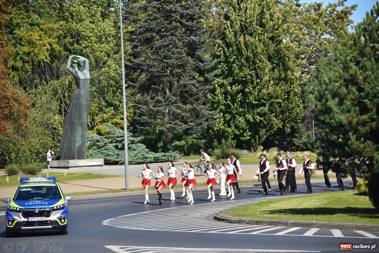Zdjęcie w galerii na portalu naszraciborz.pl: Hubertus na Ostrogu. Jeźdźcy, bryczki i pogoń za lisem w Raciborzu wiadomości z regionu