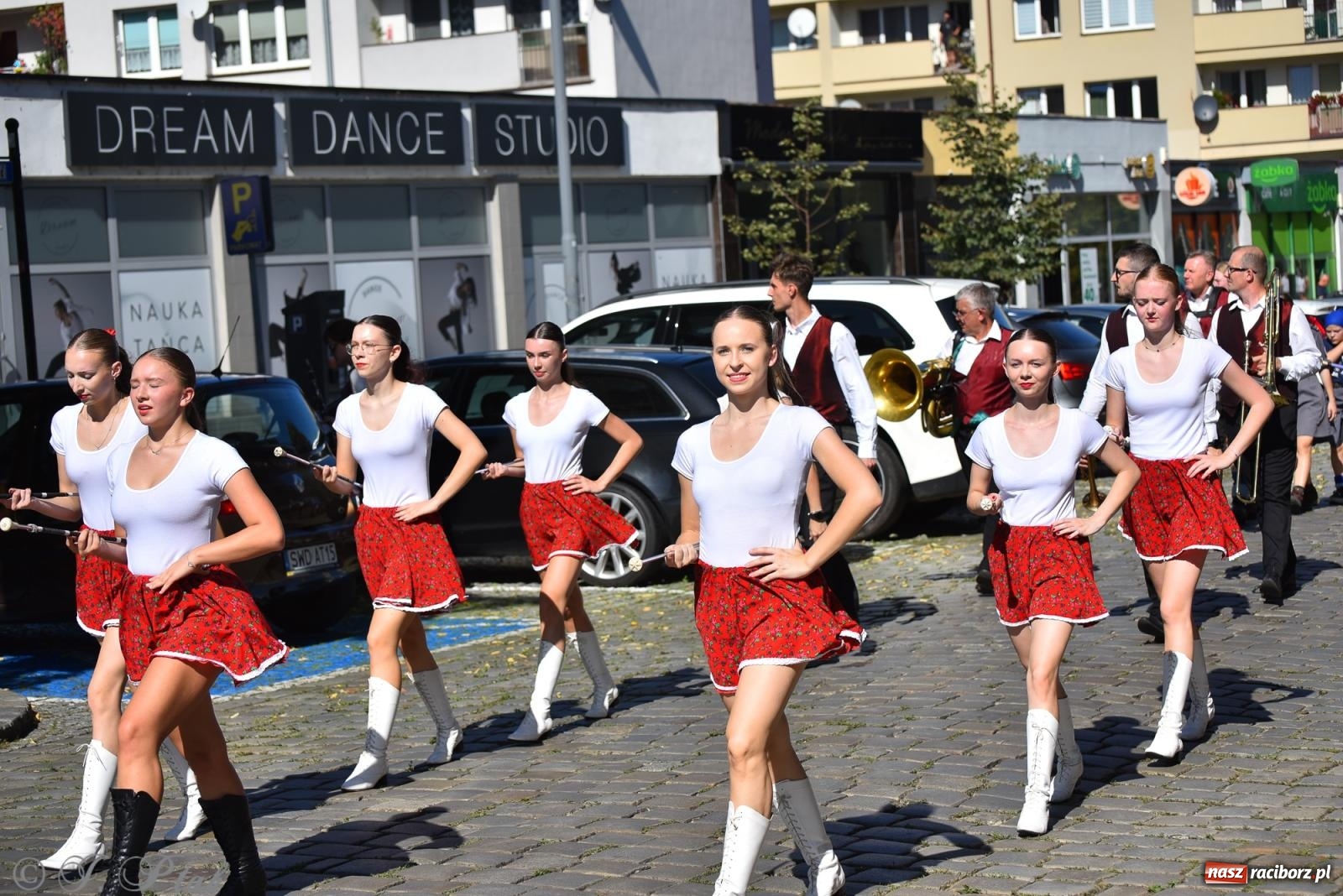 Zdjęcie w galerii na portalu naszraciborz.pl: Hubertus na Ostrogu. Jeźdźcy, bryczki i pogoń za lisem w Raciborzu wiadomości z regionu