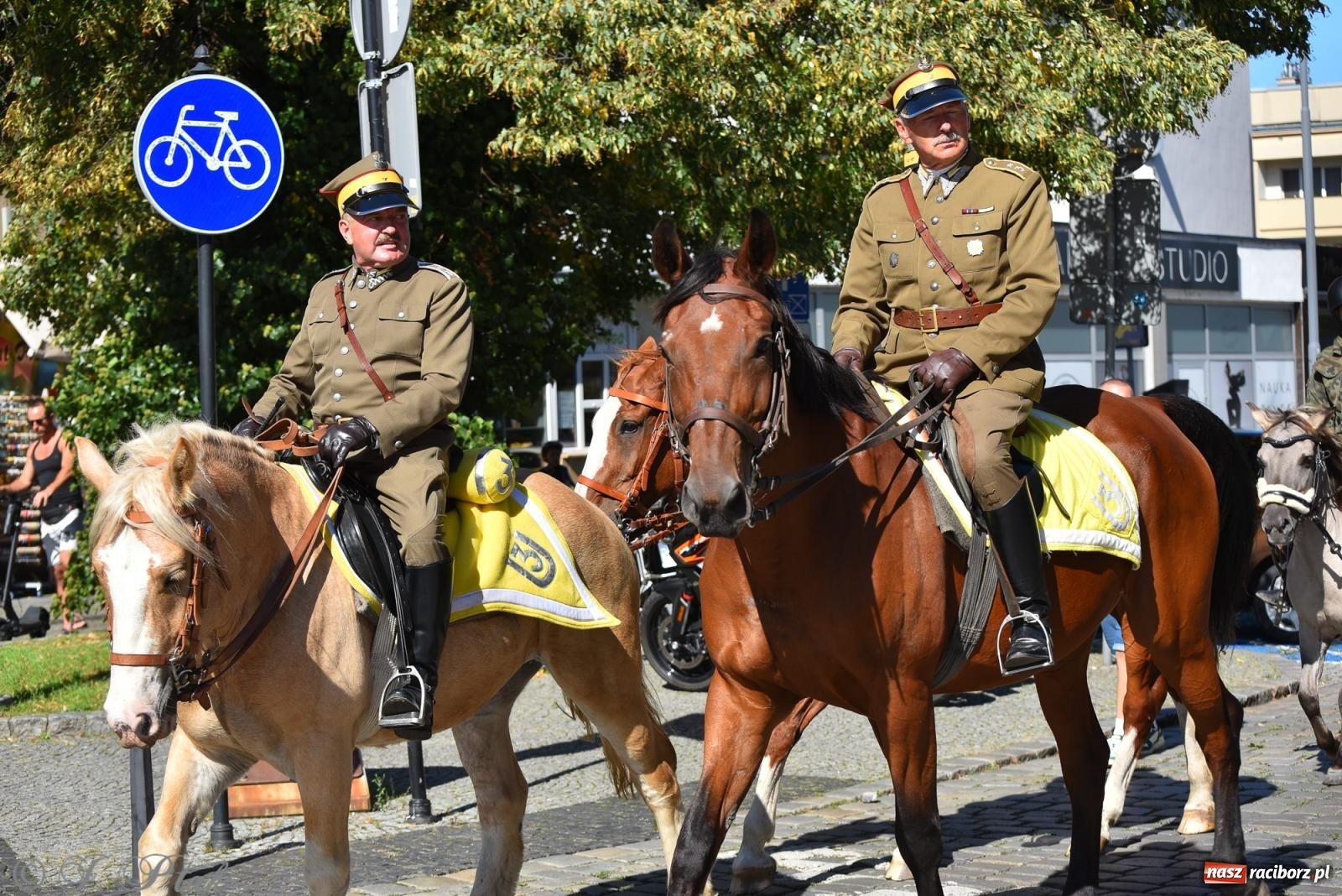 Zdjęcie w galerii na portalu naszraciborz.pl: Hubertus na Ostrogu. Jeźdźcy, bryczki i pogoń za lisem w Raciborzu wiadomości z regionu