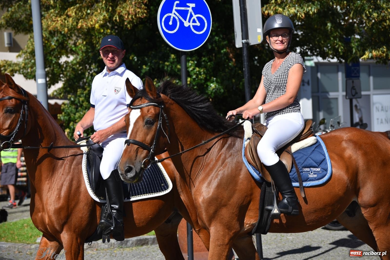 Zdjęcie w galerii na portalu naszraciborz.pl: Hubertus na Ostrogu. Jeźdźcy, bryczki i pogoń za lisem w Raciborzu wiadomości z regionu