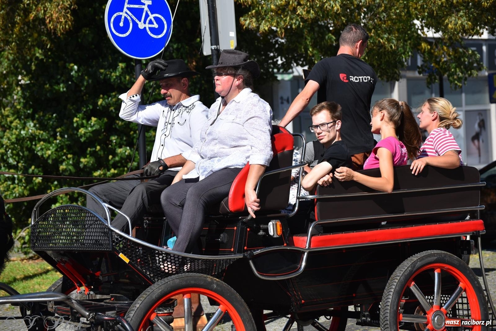 Zdjęcie w galerii na portalu naszraciborz.pl: Hubertus na Ostrogu. Jeźdźcy, bryczki i pogoń za lisem w Raciborzu wiadomości z regionu
