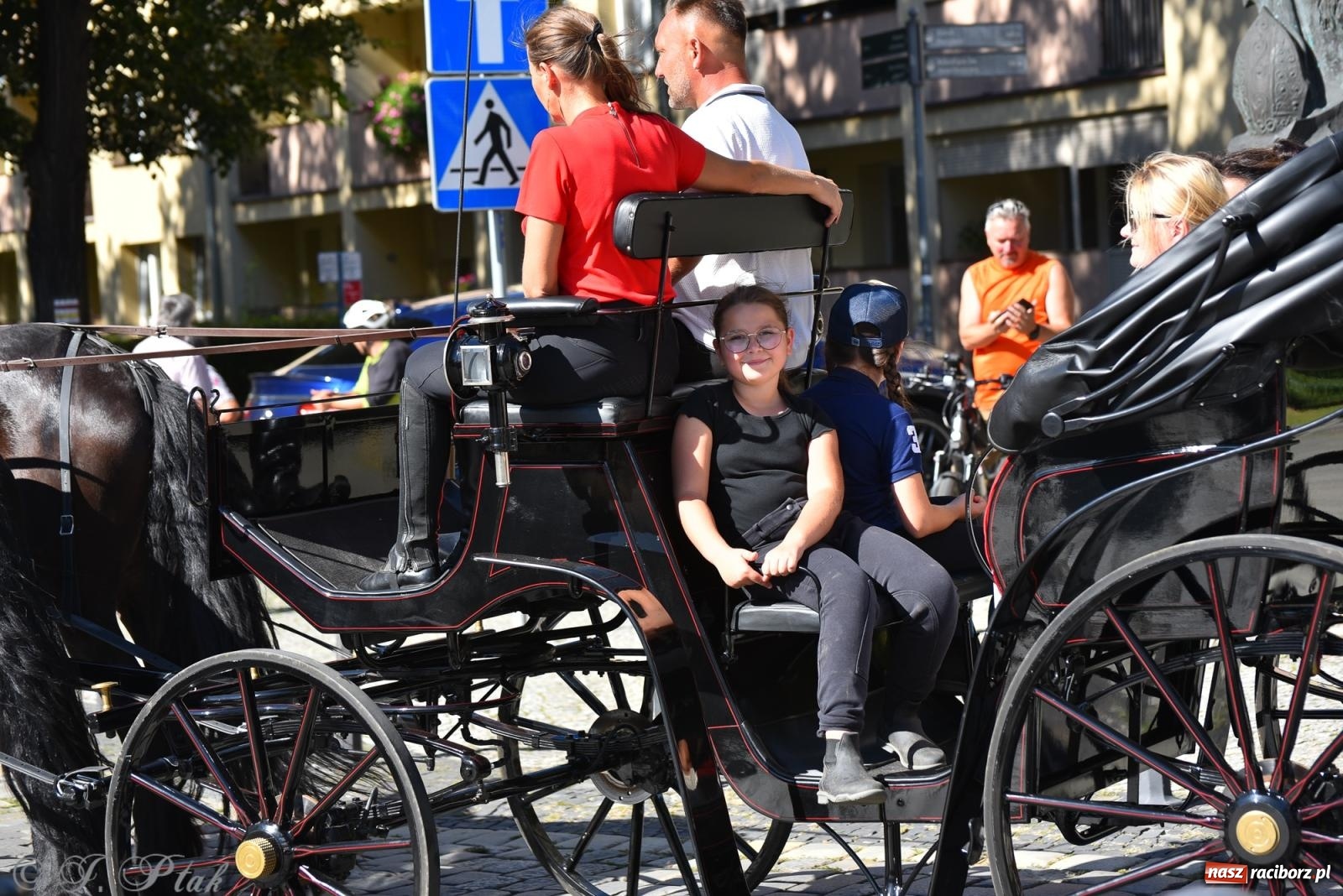 Zdjęcie w galerii na portalu naszraciborz.pl: Hubertus na Ostrogu. Jeźdźcy, bryczki i pogoń za lisem w Raciborzu wiadomości z regionu
