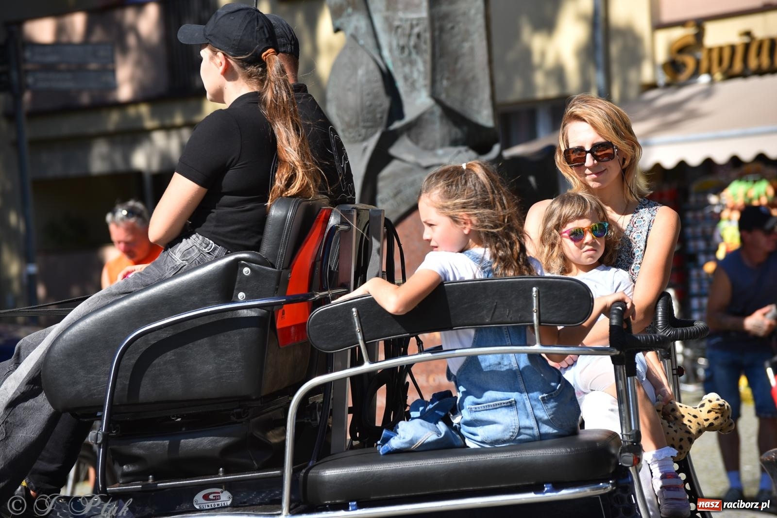 Zdjęcie w galerii na portalu naszraciborz.pl: Hubertus na Ostrogu. Jeźdźcy, bryczki i pogoń za lisem w Raciborzu wiadomości z regionu