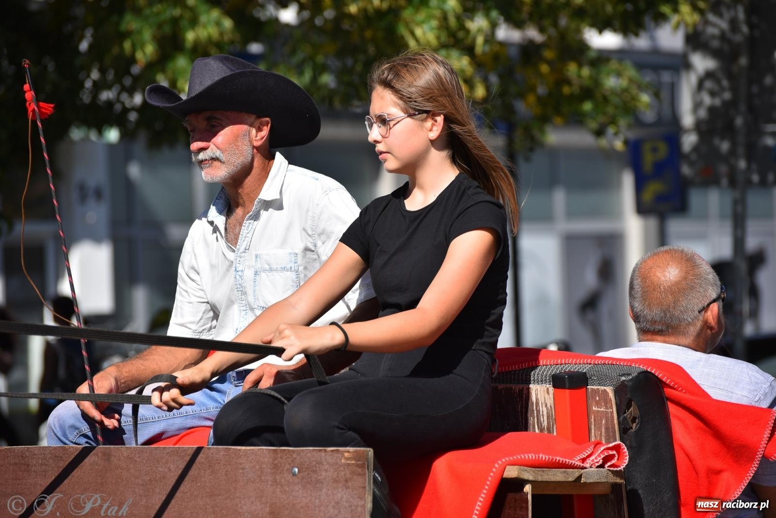 Zdjęcie w galerii na portalu naszraciborz.pl: Hubertus na Ostrogu. Jeźdźcy, bryczki i pogoń za lisem w Raciborzu wiadomości z regionu