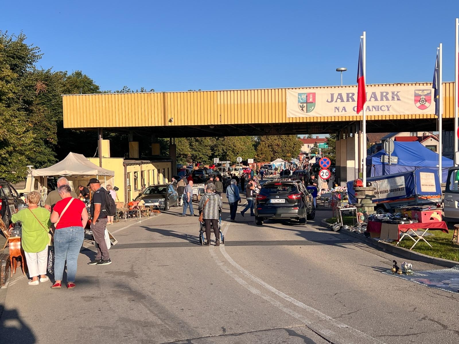 Zdjęcie w galerii na portalu naszraciborz.pl: Starych rzeczy się nie wyrzuca! Jarmark na Granicy pęka w szwach wiadomości z regionu