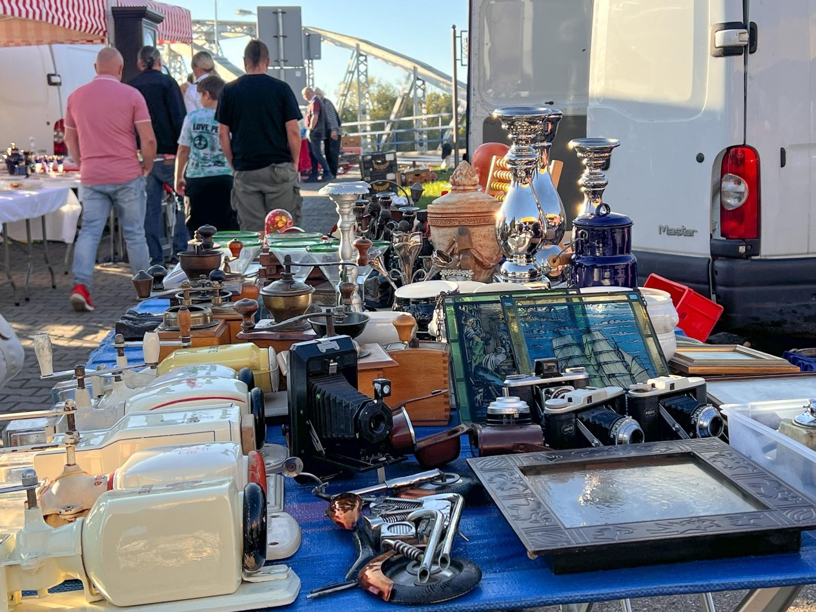 Zdjęcie w galerii na portalu naszraciborz.pl: Starych rzeczy się nie wyrzuca! Jarmark na Granicy pęka w szwach wiadomości z regionu