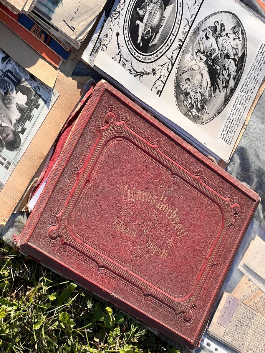 Zdjęcie w galerii na portalu naszraciborz.pl: Starych rzeczy się nie wyrzuca! Jarmark na Granicy pęka w szwach wiadomości z regionu