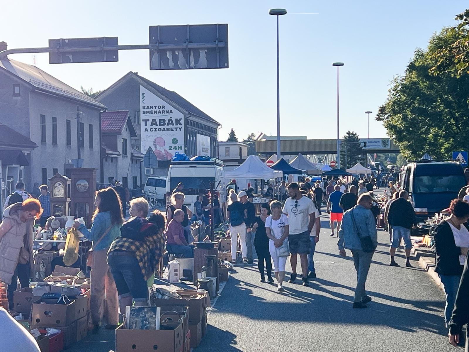 Zdjęcie w galerii na portalu naszraciborz.pl: Starych rzeczy się nie wyrzuca! Jarmark na Granicy pęka w szwach wiadomości z regionu