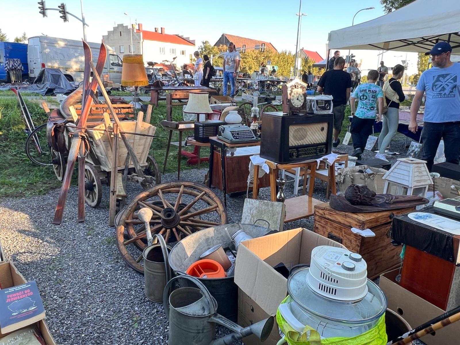 Zdjęcie w galerii na portalu naszraciborz.pl: Starych rzeczy się nie wyrzuca! Jarmark na Granicy pęka w szwach wiadomości z regionu