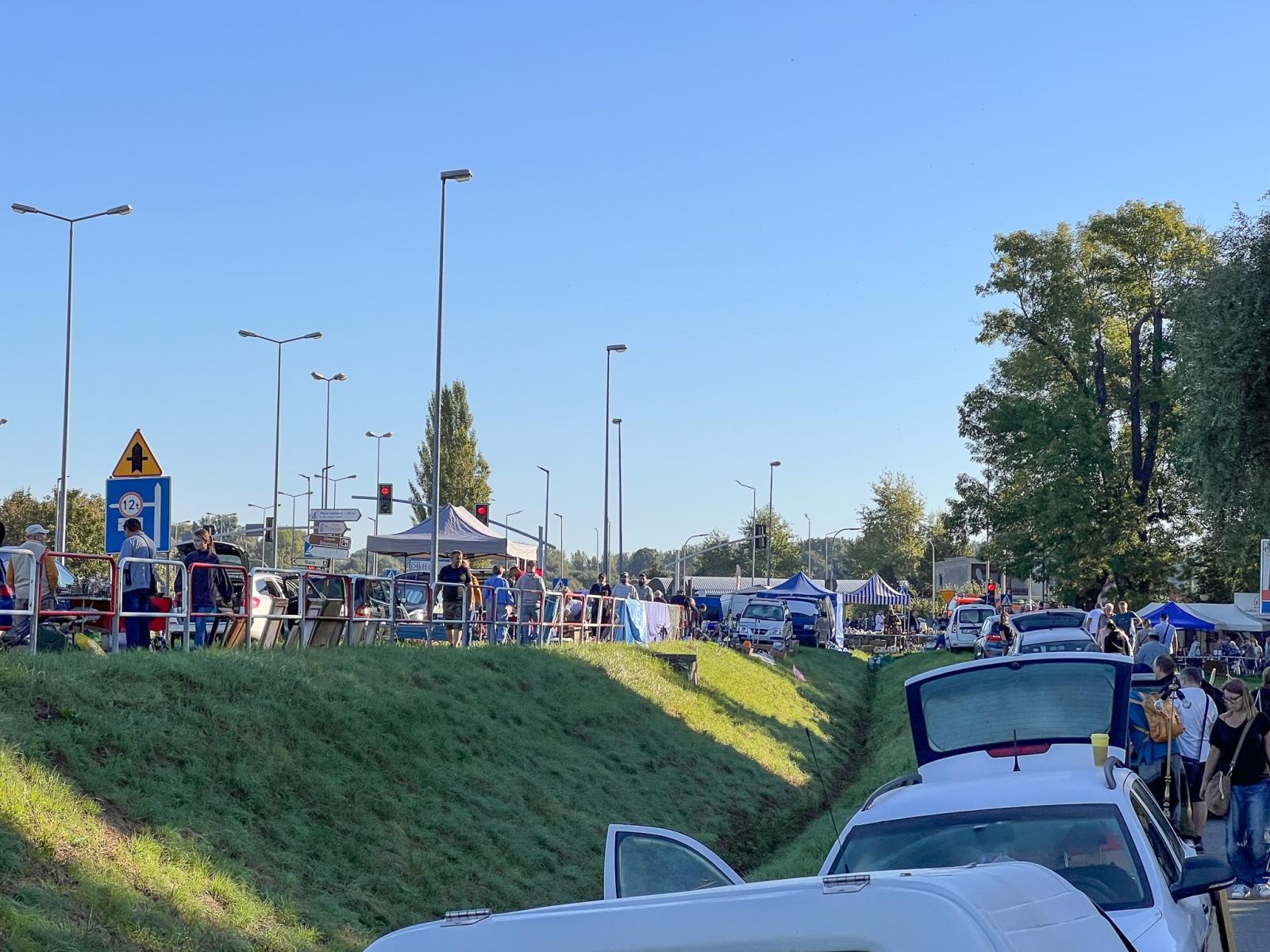 Zdjęcie w galerii na portalu naszraciborz.pl: Starych rzeczy się nie wyrzuca! Jarmark na Granicy pęka w szwach wiadomości z regionu