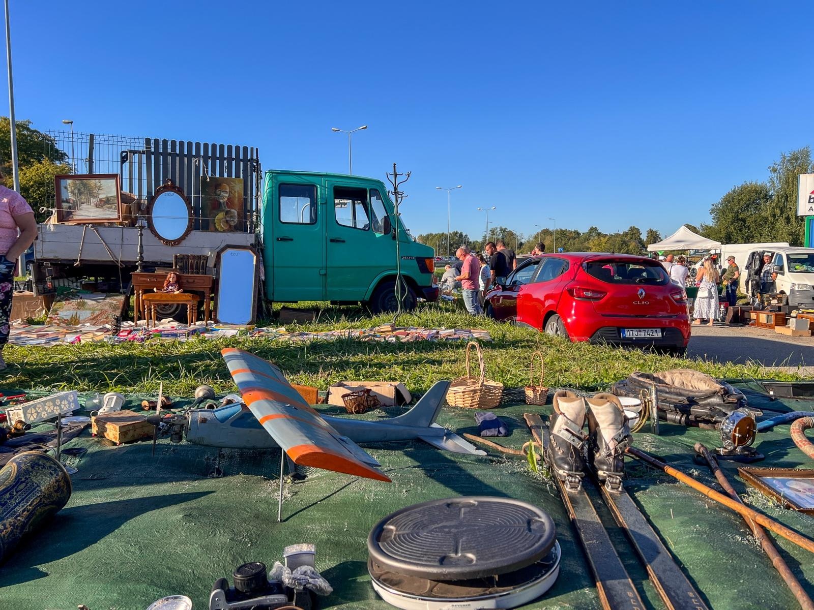 Zdjęcie w galerii na portalu naszraciborz.pl: Starych rzeczy się nie wyrzuca! Jarmark na Granicy pęka w szwach wiadomości z regionu