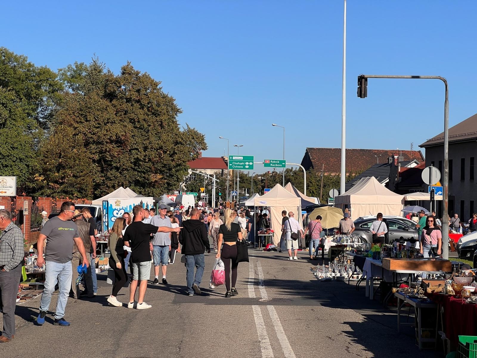 Zdjęcie w galerii na portalu naszraciborz.pl: Starych rzeczy się nie wyrzuca! Jarmark na Granicy pęka w szwach wiadomości z regionu