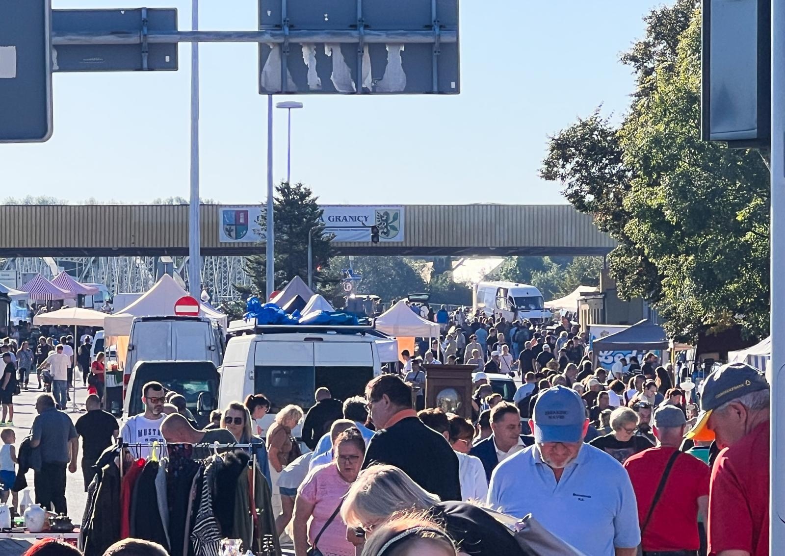 Zdjęcie w galerii na portalu naszraciborz.pl: Starych rzeczy się nie wyrzuca! Jarmark na Granicy pęka w szwach wiadomości z regionu