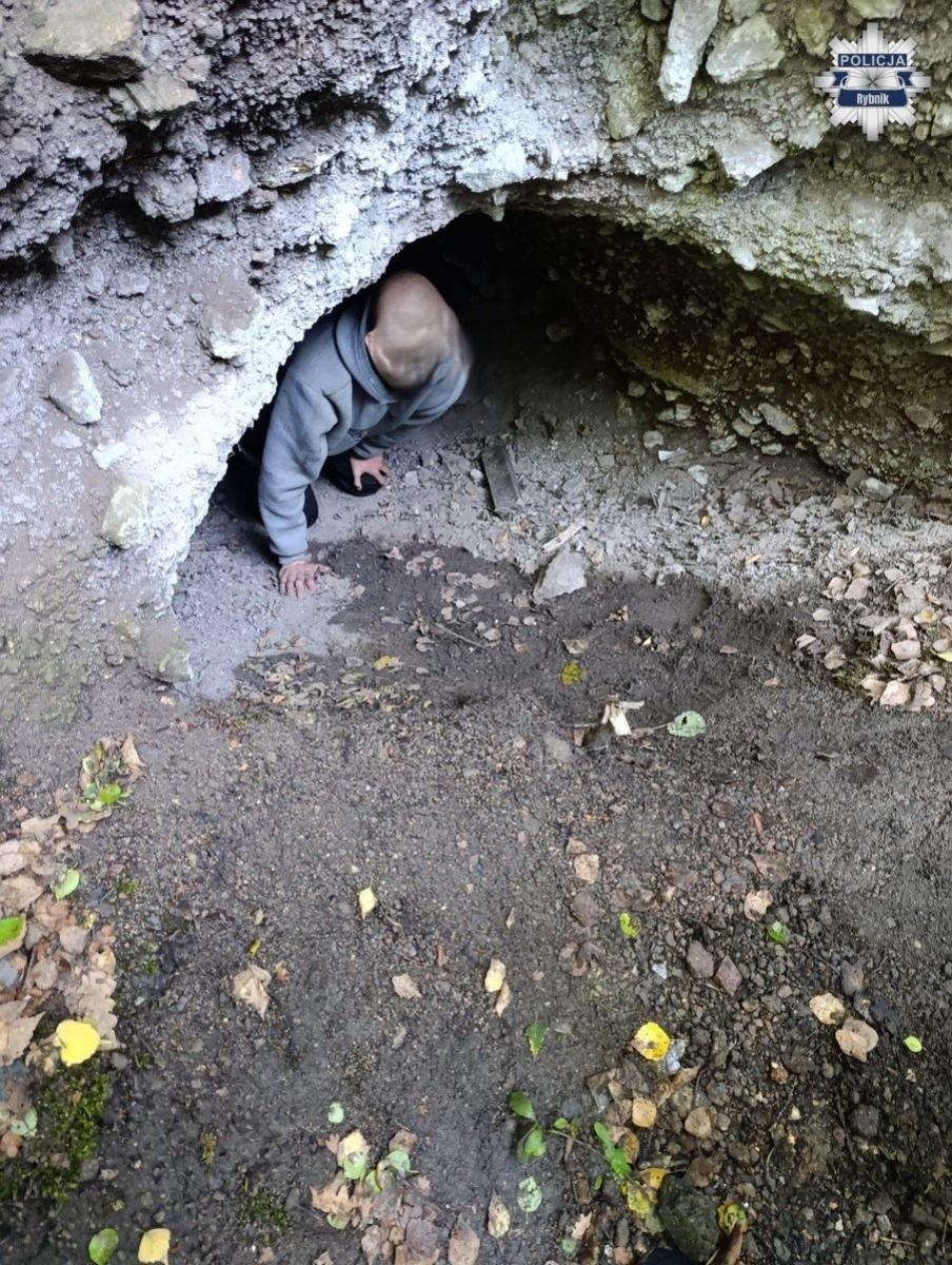 Zdjęcie w galerii na portalu naszraciborz.pl: Nieletni włamywacze ukrywali się w ziemiance na hałdach. Uciekli z placówki pod Raciborzem wiadomości z regionu