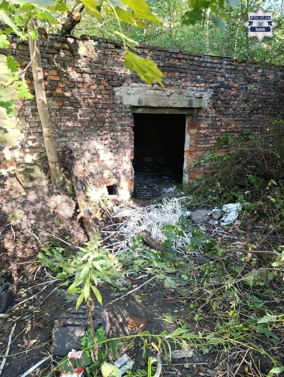 Zdjęcie w galerii na portalu naszraciborz.pl: Nieletni włamywacze ukrywali się w ziemiance na hałdach. Uciekli z placówki pod Raciborzem wiadomości z regionu