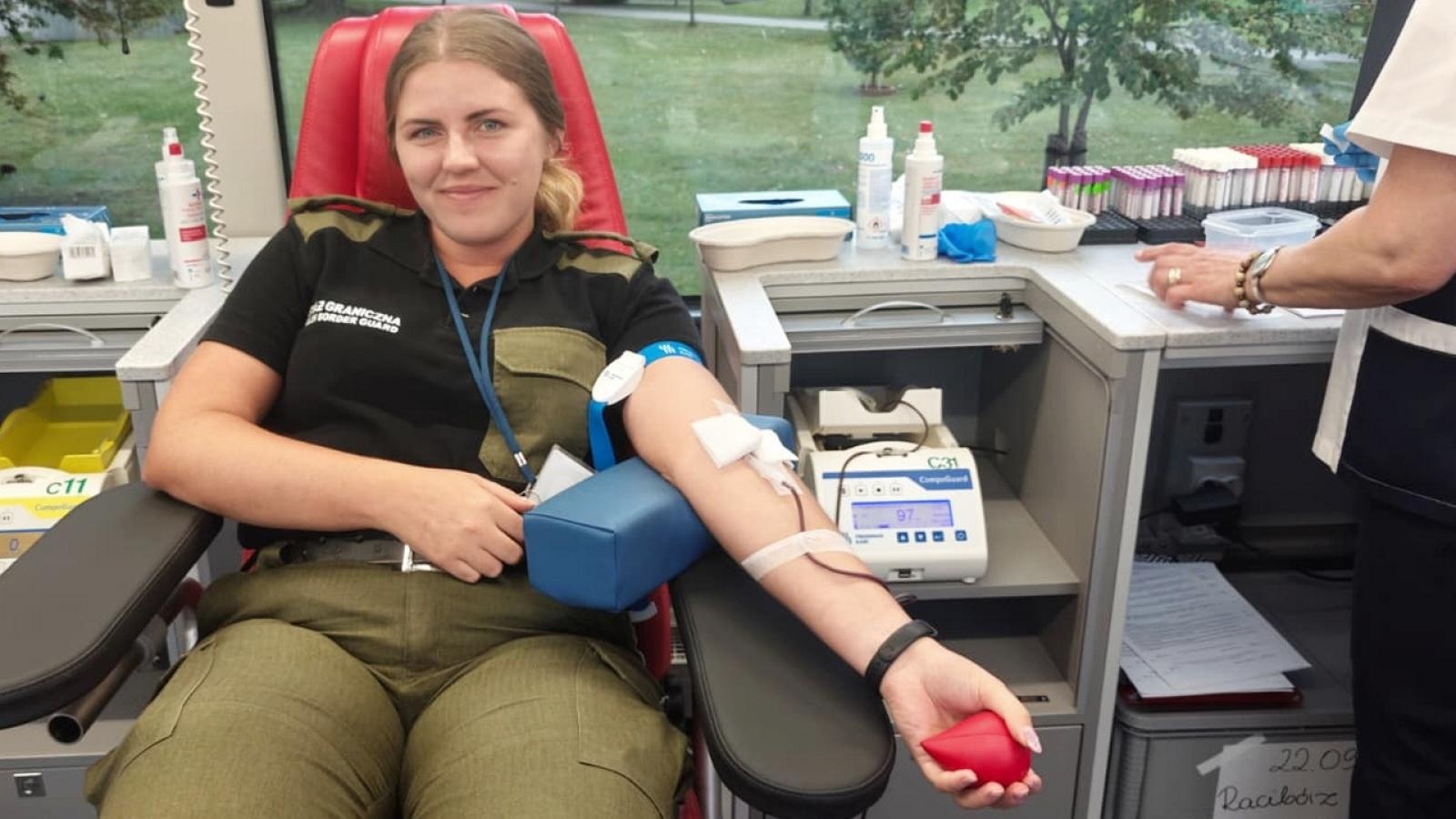 Zdjęcie w galerii na portalu naszraciborz.pl: Strażnicy graniczni oddali krew – gest solidarności i wsparcia wiadomości z regionu