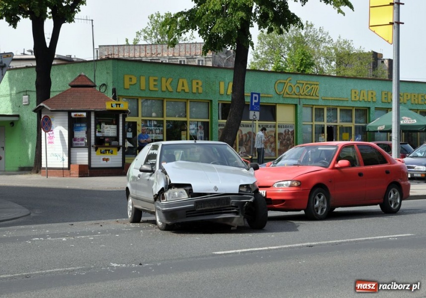 Zdjęcie w galerii na portalu naszraciborz.pl: Kraksa pojazdów przy poczcie wiadomości z regionu