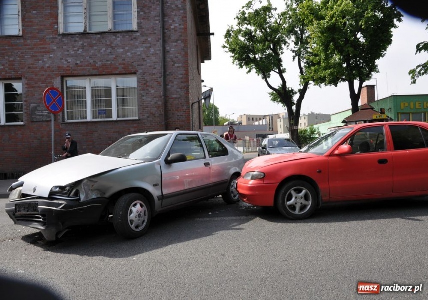 Zdjęcie w galerii na portalu naszraciborz.pl: Kraksa pojazdów przy poczcie wiadomości z regionu
