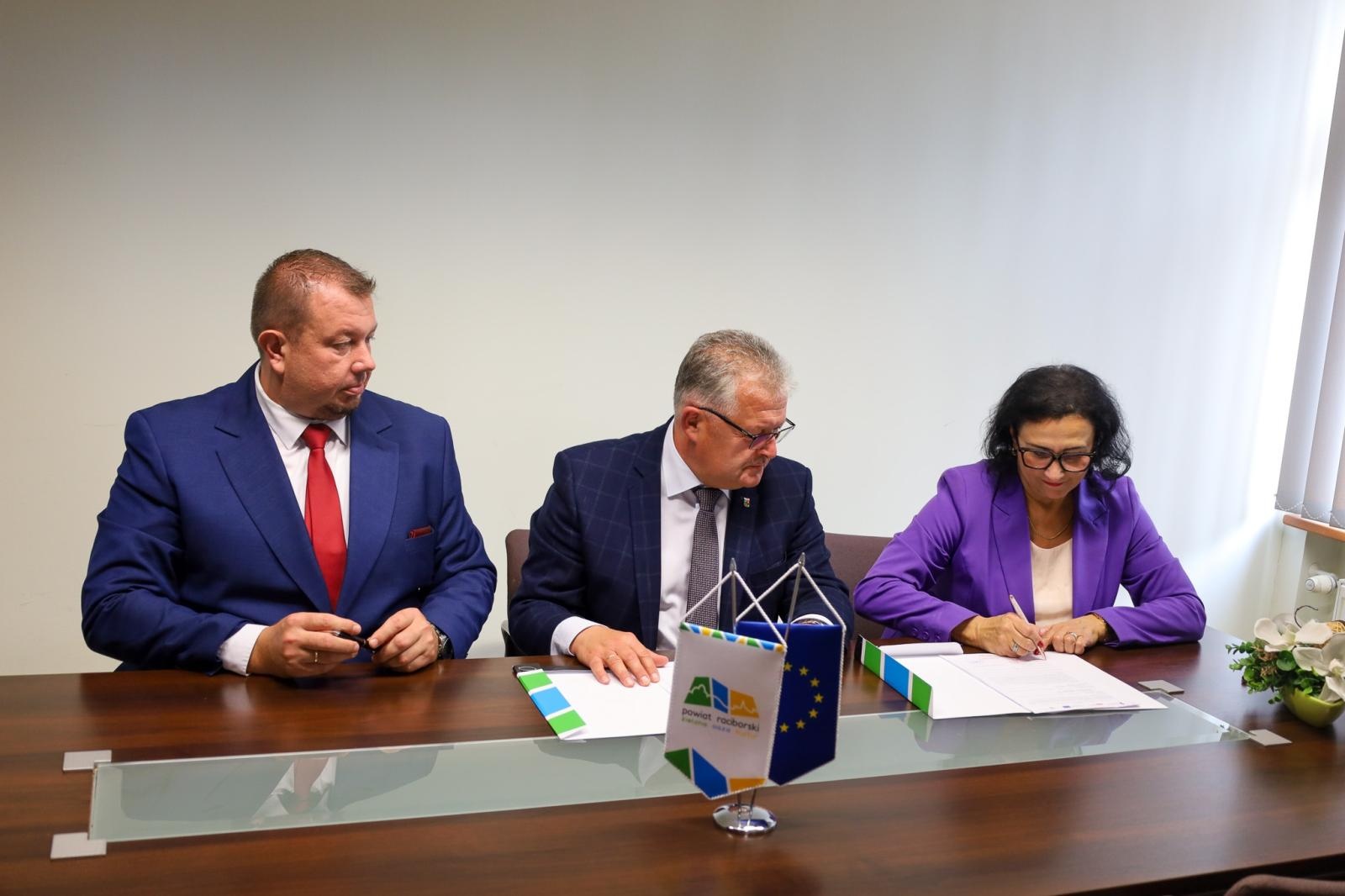 Zdjęcie w galerii na portalu naszraciborz.pl: Inwestycja w ekologię i oszczędność energii. Powiat Raciborski i Gmina Krzyżanowice stawiają na fotowoltaikę wiadomości z regionu