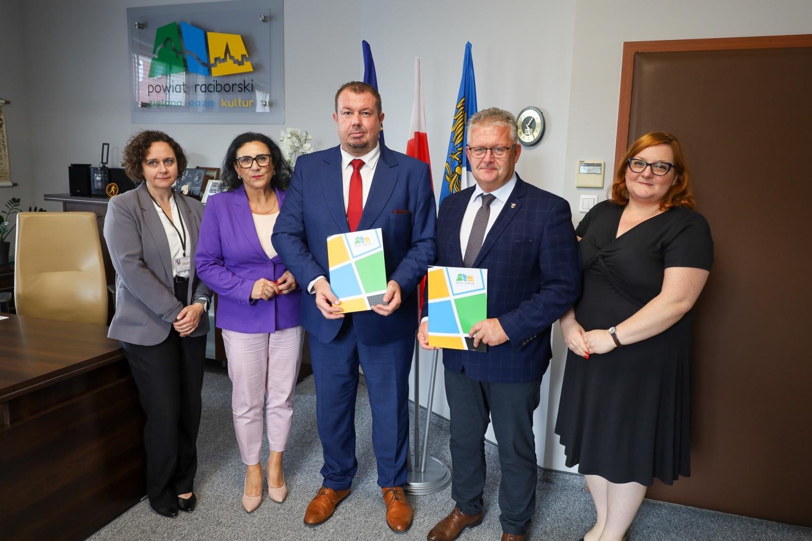 Zdjęcie w galerii na portalu naszraciborz.pl: Inwestycja w ekologię i oszczędność energii. Powiat Raciborski i Gmina Krzyżanowice stawiają na fotowoltaikę wiadomości z regionu