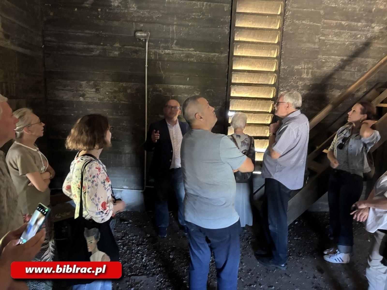 Zdjęcie w galerii na portalu naszraciborz.pl: Uczestnicy Europejskich Dni Dziedzictwa w Raciborzu zwiedzili Okrąglak wiadomości z regionu