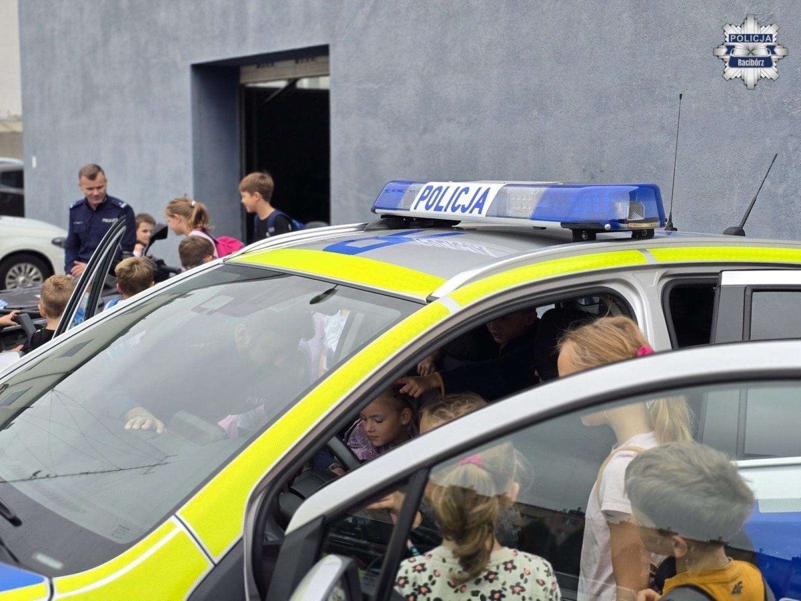 Zdjęcie w galerii na portalu naszraciborz.pl: Uczniowie z Grzegorzowic odwiedzili raciborską komendę policji wiadomości z regionu