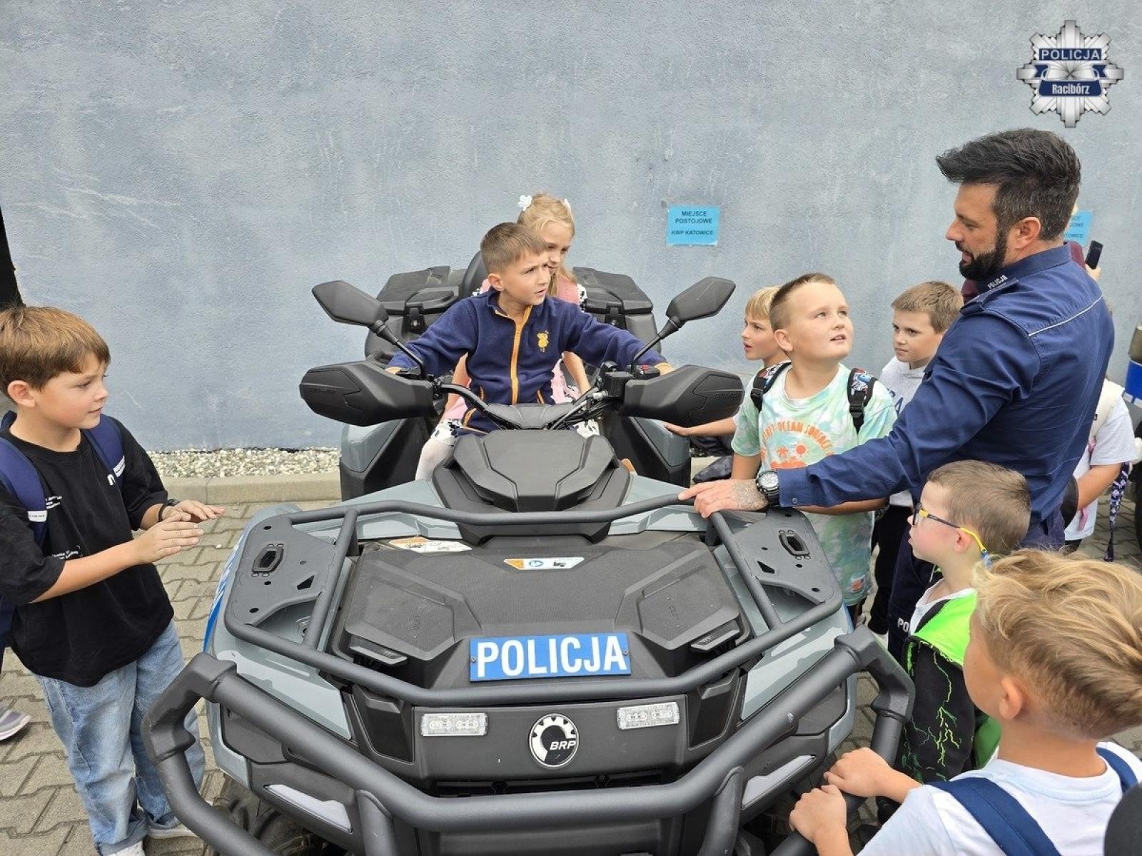 Zdjęcie w galerii na portalu naszraciborz.pl: Uczniowie z Grzegorzowic odwiedzili raciborską komendę policji wiadomości z regionu