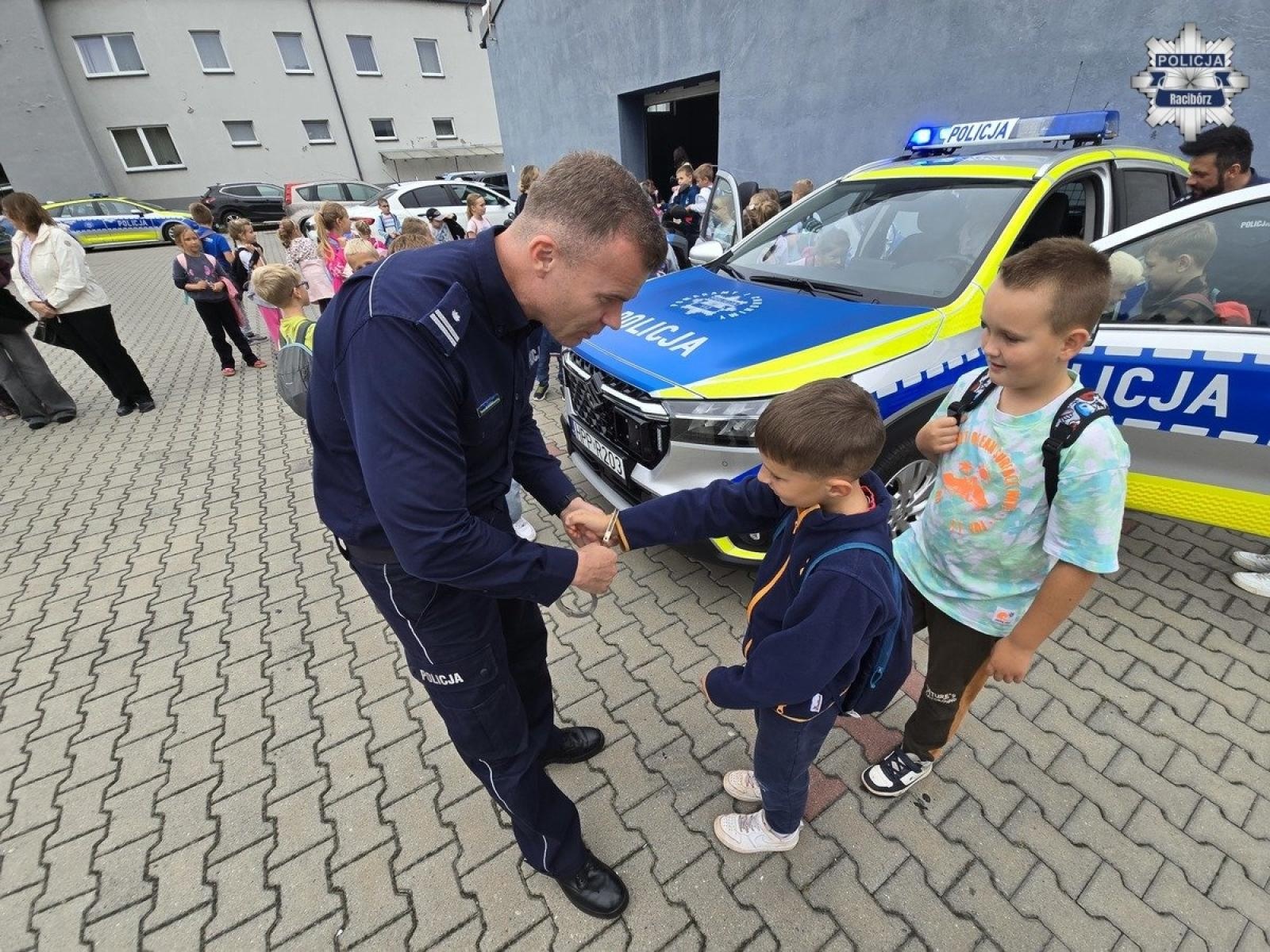 Zdjęcie w galerii na portalu naszraciborz.pl: Uczniowie z Grzegorzowic odwiedzili raciborską komendę policji wiadomości z regionu