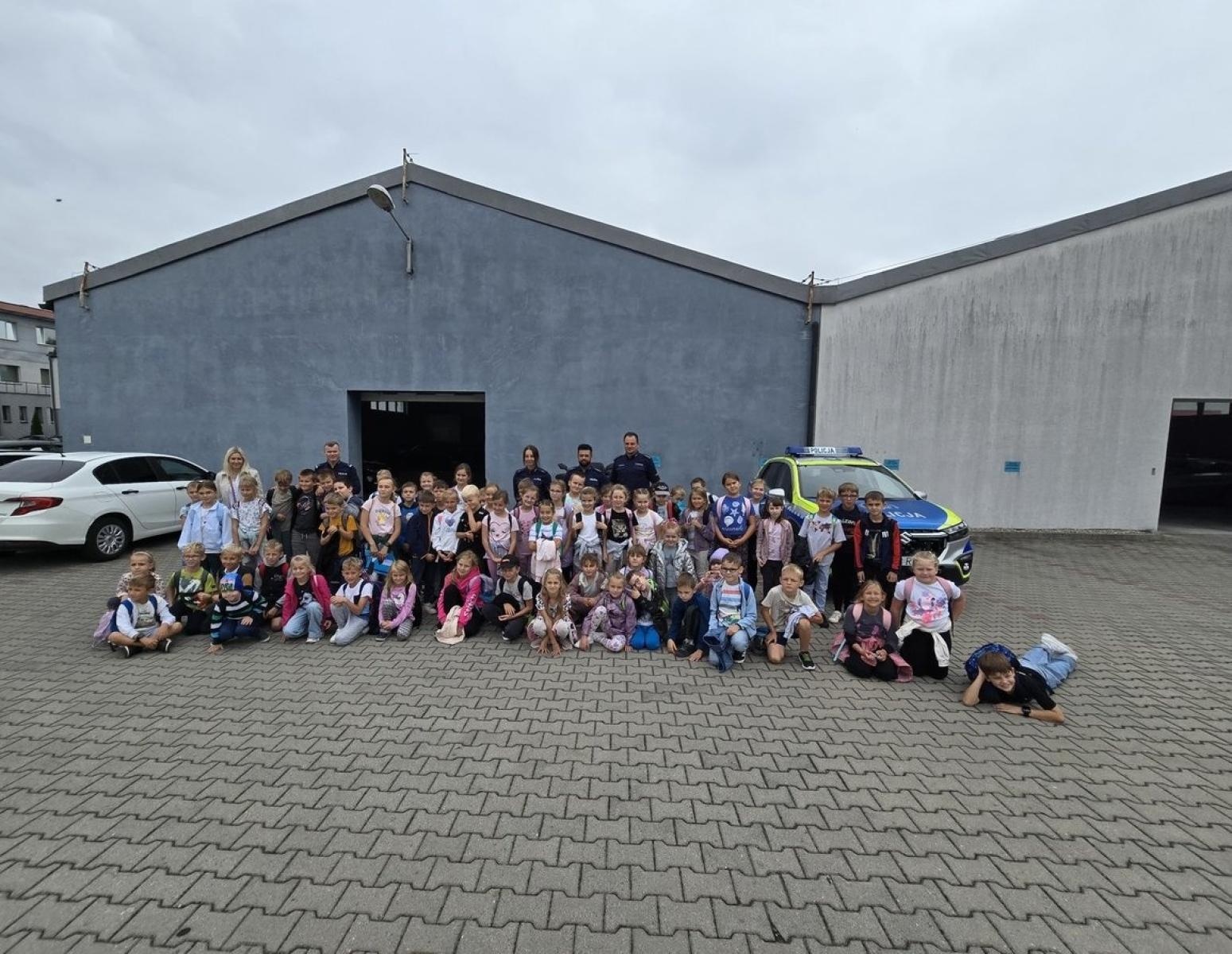 Zdjęcie w galerii na portalu naszraciborz.pl: Uczniowie z Grzegorzowic odwiedzili raciborską komendę policji wiadomości z regionu