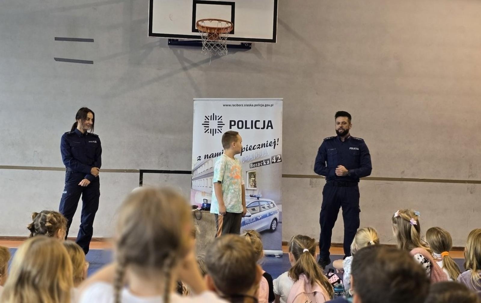 Zdjęcie w galerii na portalu naszraciborz.pl: Uczniowie z Grzegorzowic odwiedzili raciborską komendę policji wiadomości z regionu